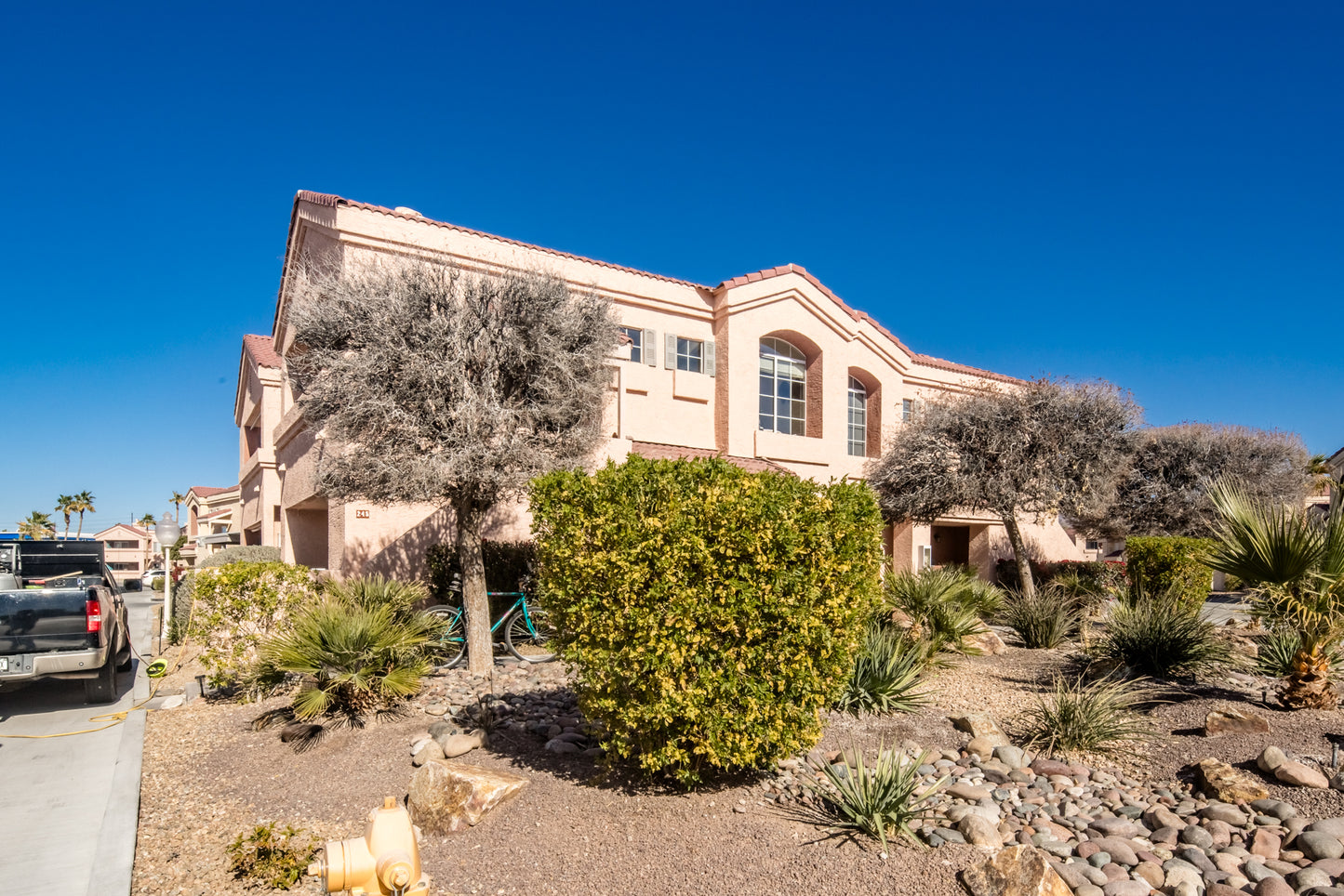 1650 SMOKETREE AVE S UNIT 245 - Daytime Real Estate Photography